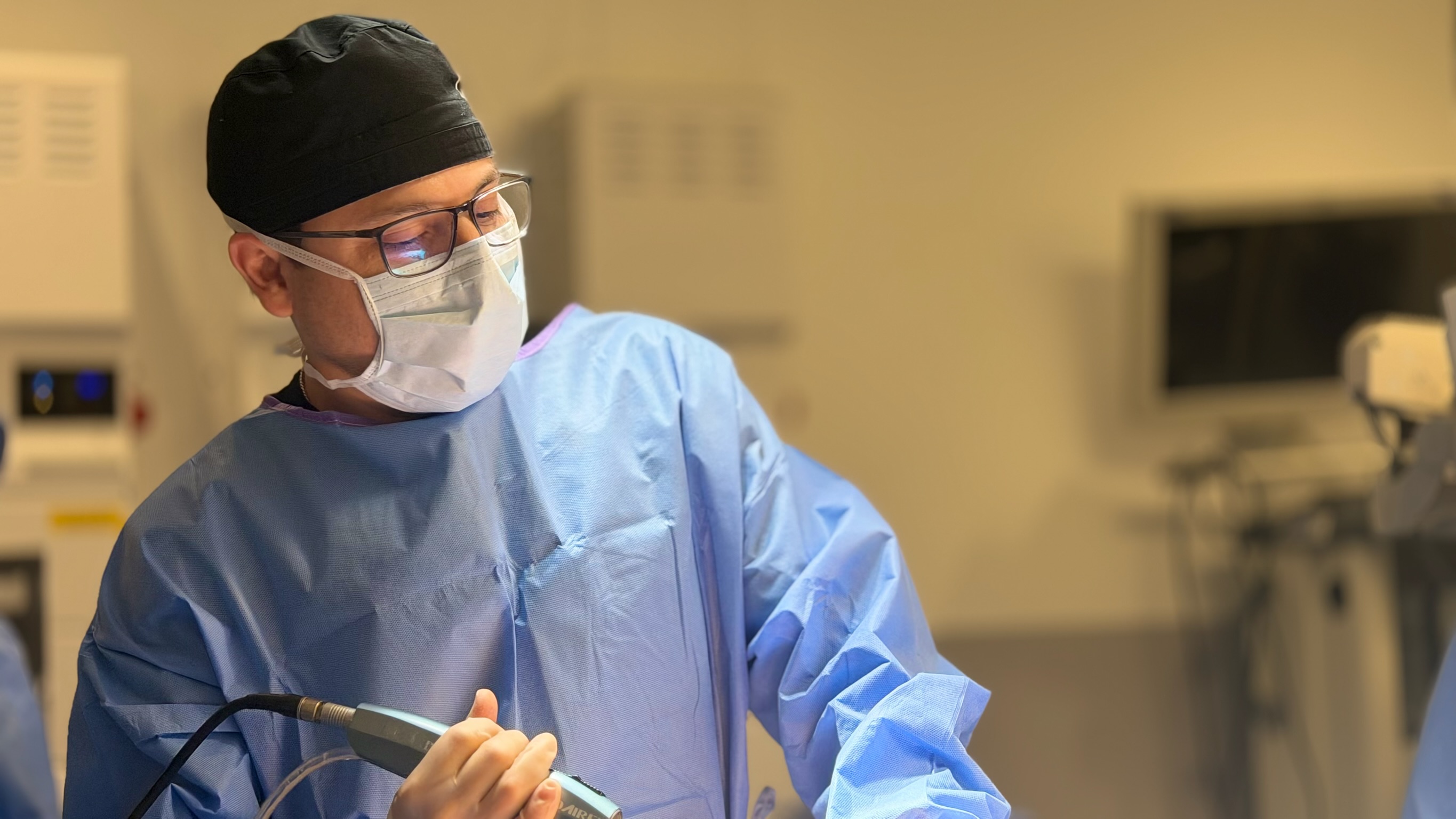 Dr. Sean Arredondo performing precision plastic surgery in the operating room in Bend, OR